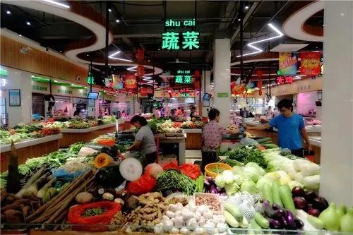 年轻人去菜市场，区别对待，谁喜欢被当猴耍
昨天去买菜，先去的超市，没买到青菜，下