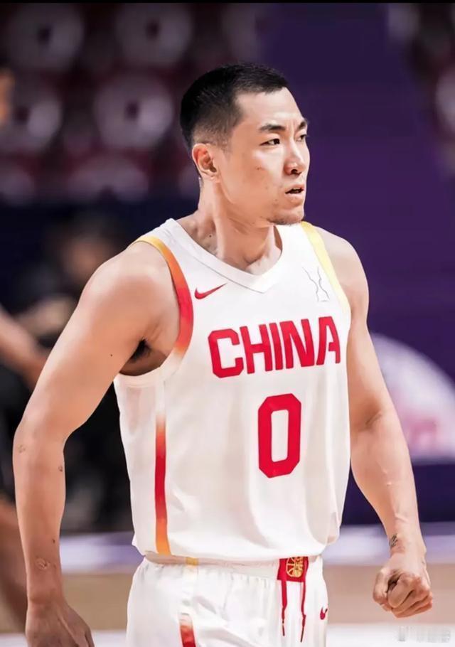 心理过硬，关键时刻经得起考验。广东20:11辽宁，赵睿11分，高诗岩9分。小高这