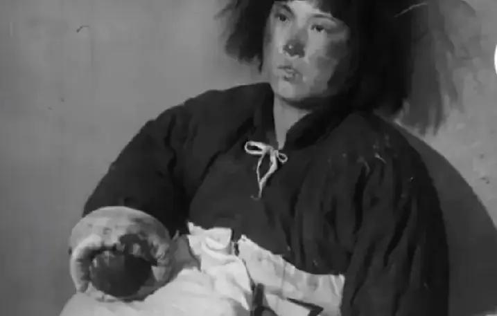 1937年3月26日，她为掩护战友被捕，被日寇砍去双手、钉入木楔，宁死不屈，28