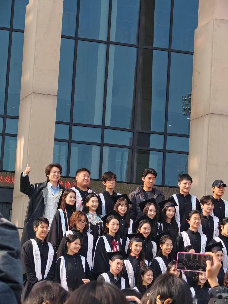 易烊千玺参加补办毕业典礼易烊千玺，毕业快乐！！！！！！！ 这可是穿学士服的易烊千