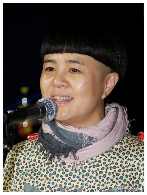 “金龟子”刘纯燕的发型，原来还有御用发型师。
刘纯燕的这个锅盖头，最早是配合金龟