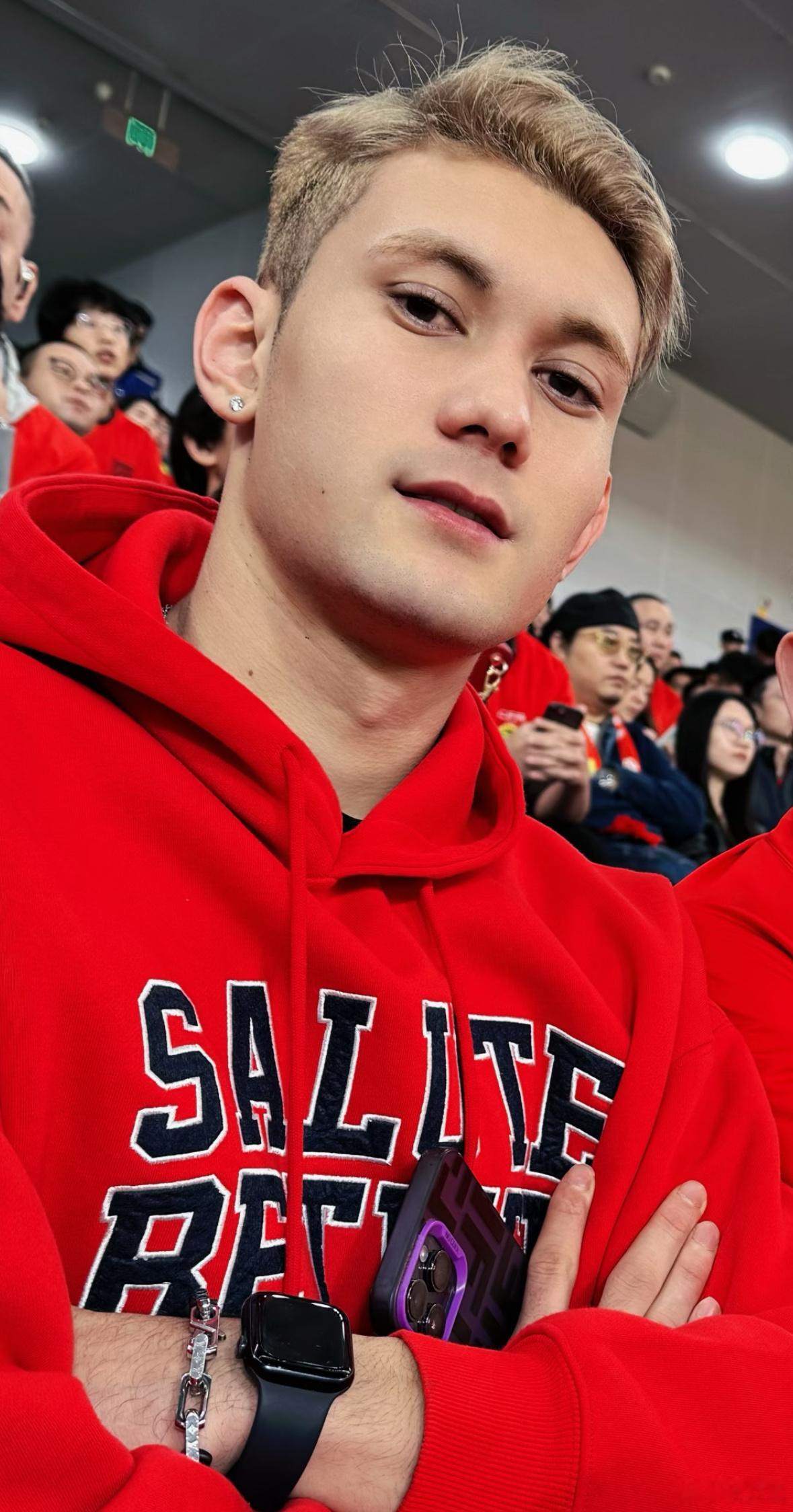 看到王楚钦的新发色，不由得想起拜合拉木。上个月，他代表国足在巴林完成了一场糟糕的