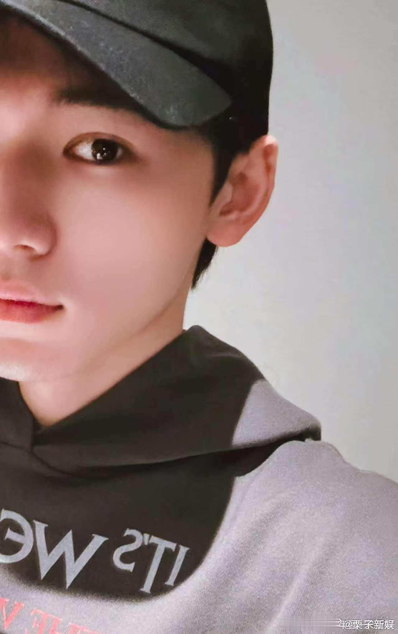 宋亚轩露个脸自拍宋亚轩半脸自拍宋亚轩露个脸自拍，哇塞，[嘻嘻][嘻嘻] ​​​