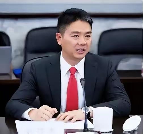 前两天香港那边不是突发火灾，
事故现场肯定是一片忙乱。就在这个节骨眼上，京东集团