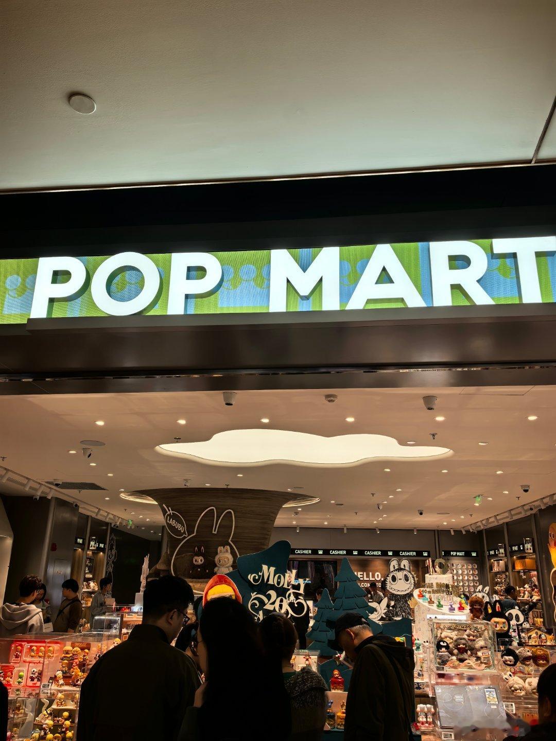 每个进来的人，都在拼命地摇盒子，力求上上签。