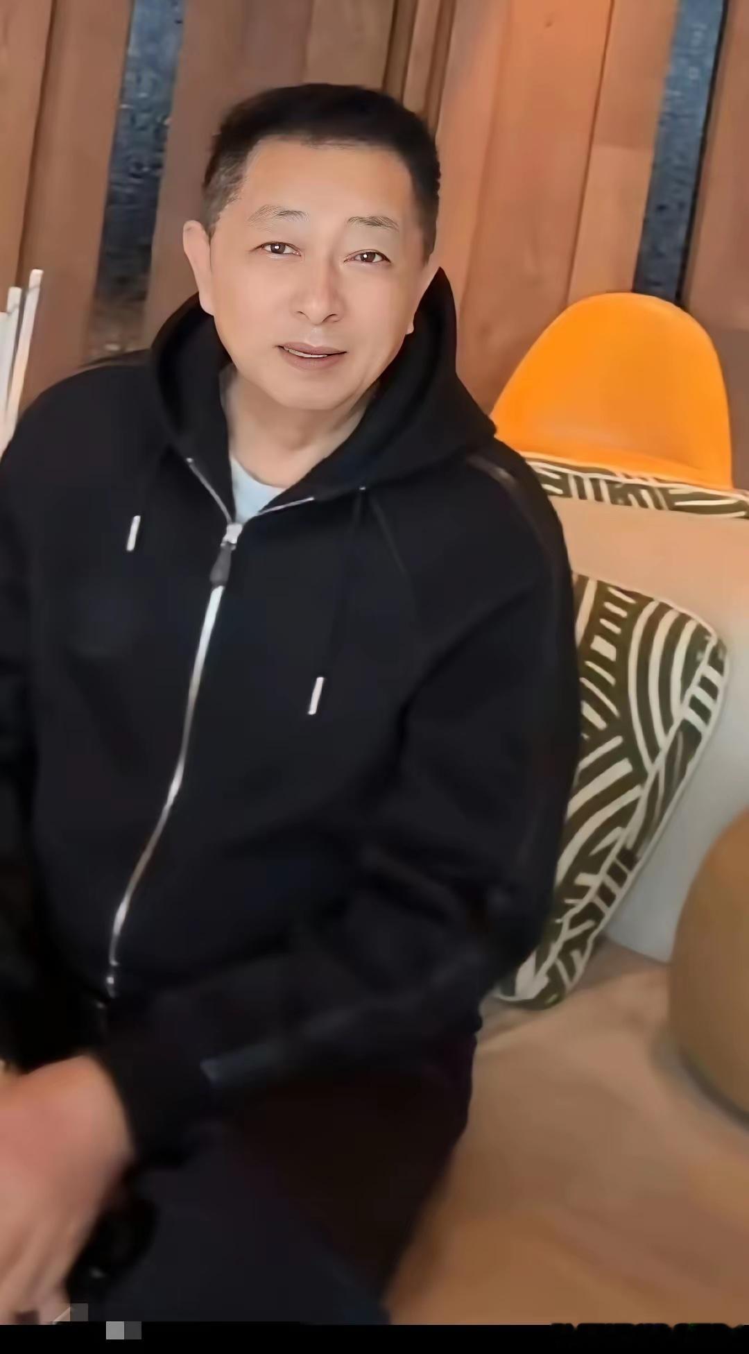 汪小菲的爸爸真是位老帅哥！年龄大概70岁左右吧，看着比汪小菲还帅，怪不得当初S妈