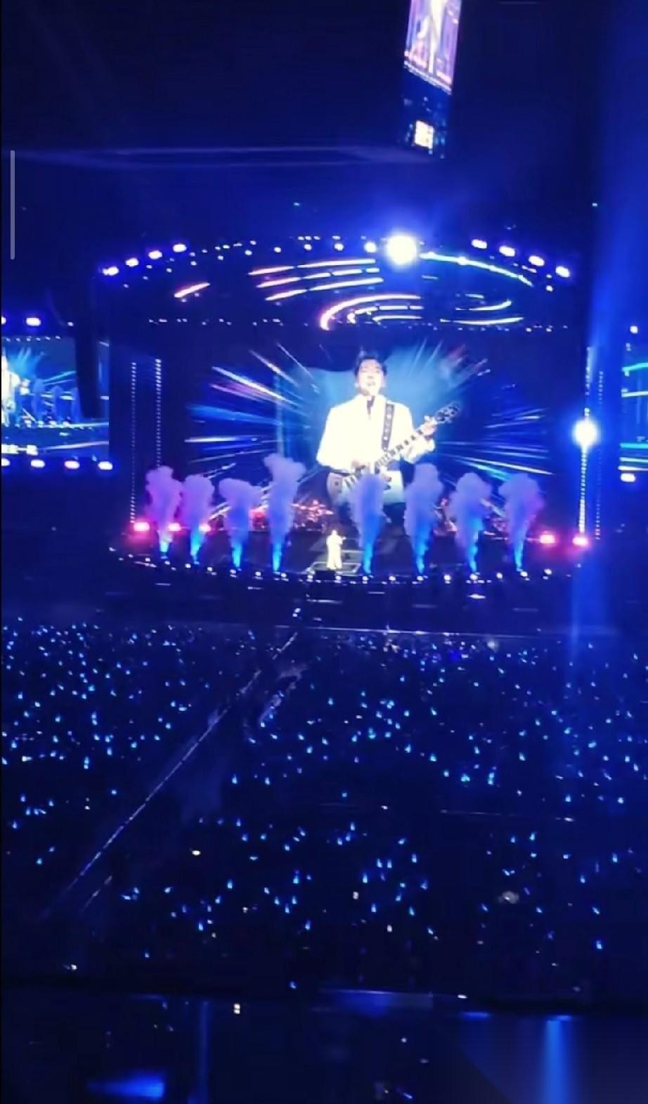 歌手海兰阿木泪洒西安奥体中心。昨晚，歌手海兰阿木西安巡演会在西安奥体中心体育馆举