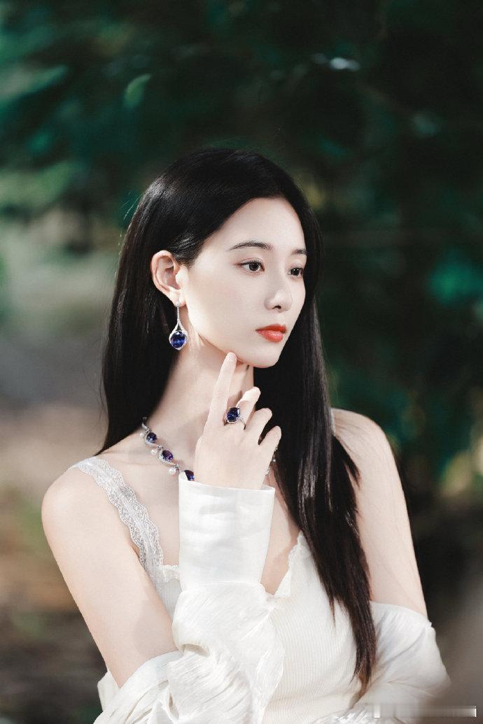 徐艺洋长发配宝石美的好权威徐艺洋的黑长发与珠宝搭配，真是低调而奢华的美，时髦又有