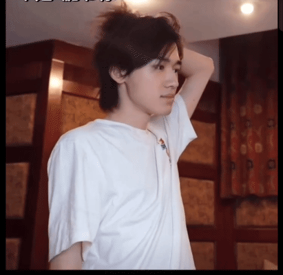 啊啊啊啊 #宋亚轩# 是什么恶趣味啊！！录节目期间怎么这么爱闻头油味[闭嘴][闭
