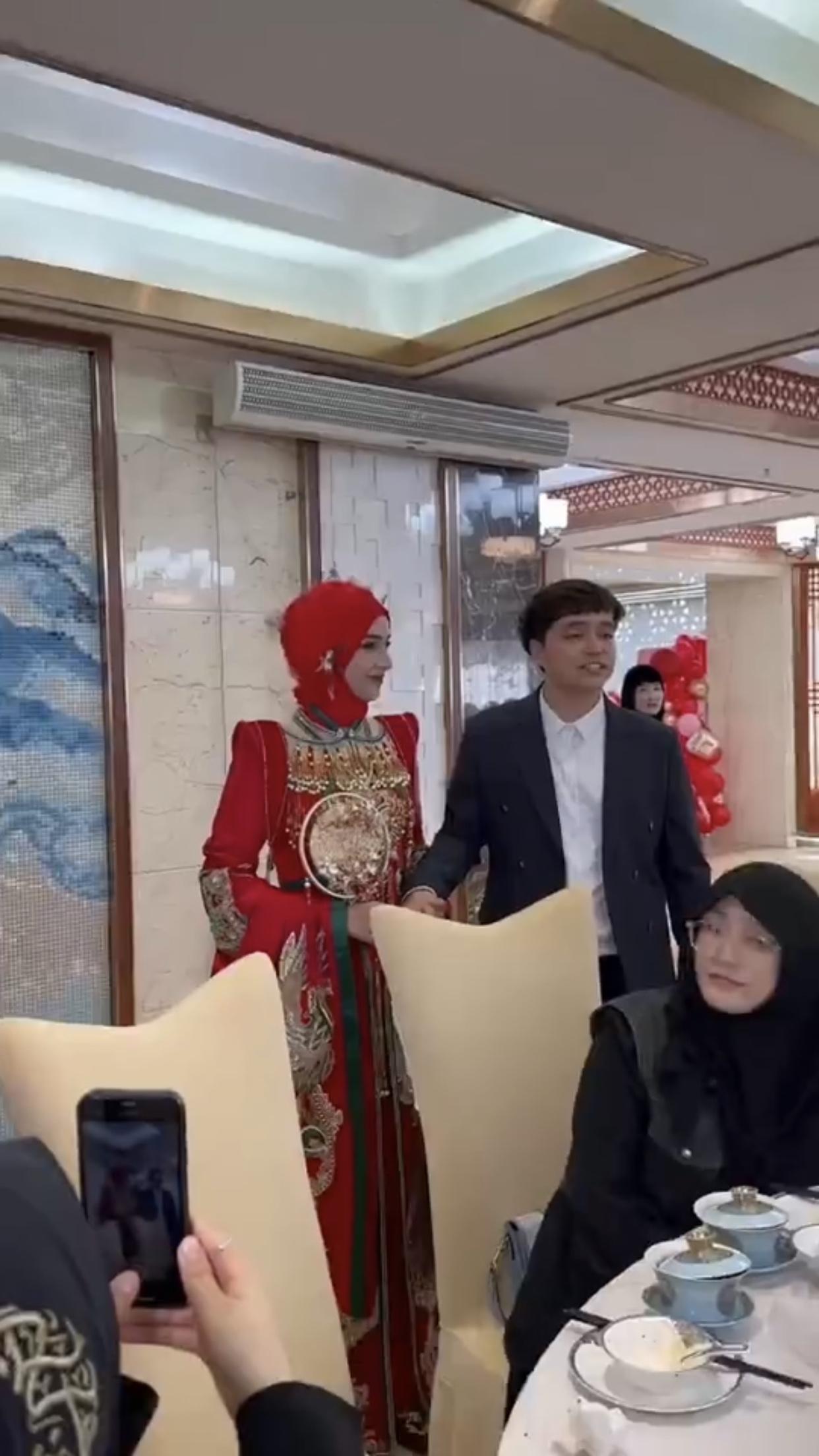 一位中国青海的回族小伙迎娶来自埃及的姑娘，这回他们的宗教信仰都一样了，有点不理解