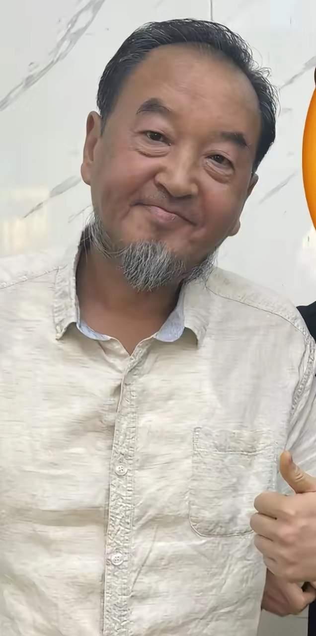 他是一位主持人
如今人家已经60多岁了，看着还蛮像是，一点也没有明星架子，和朋友