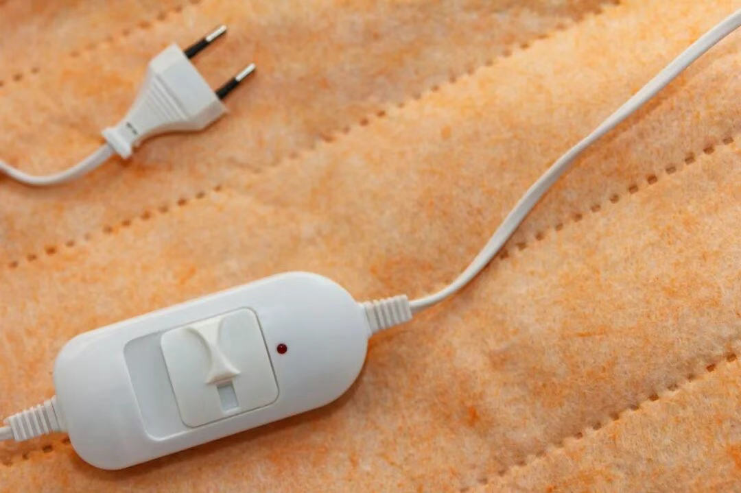 【#冬天取暖要小心低温烫伤# 】#电热毯不要整晚使用#  近日，一名21岁女生整