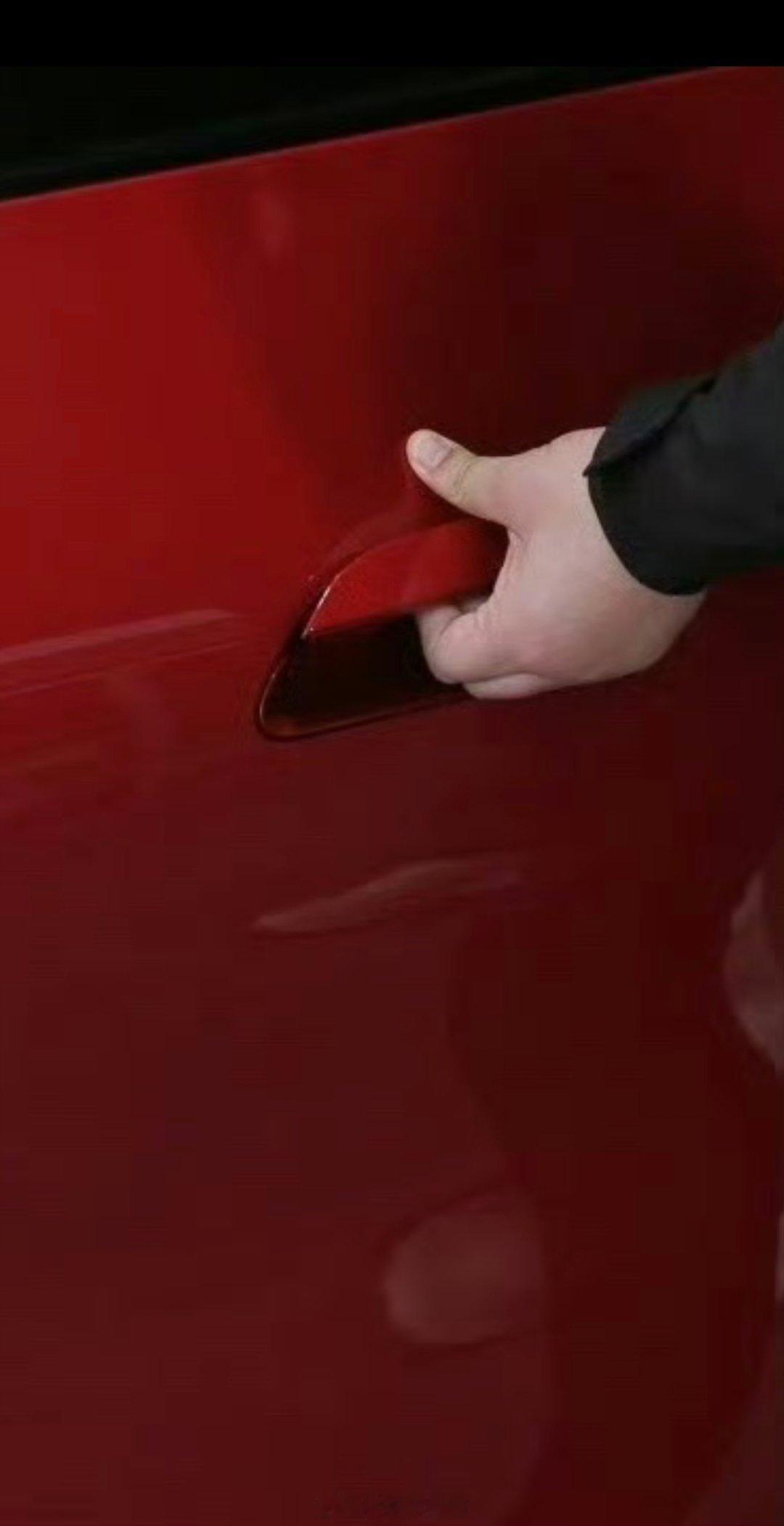 新一代SU7搭载三重冗余车门把手，支持机械结构与备用电源，实现车内外独立机械开门