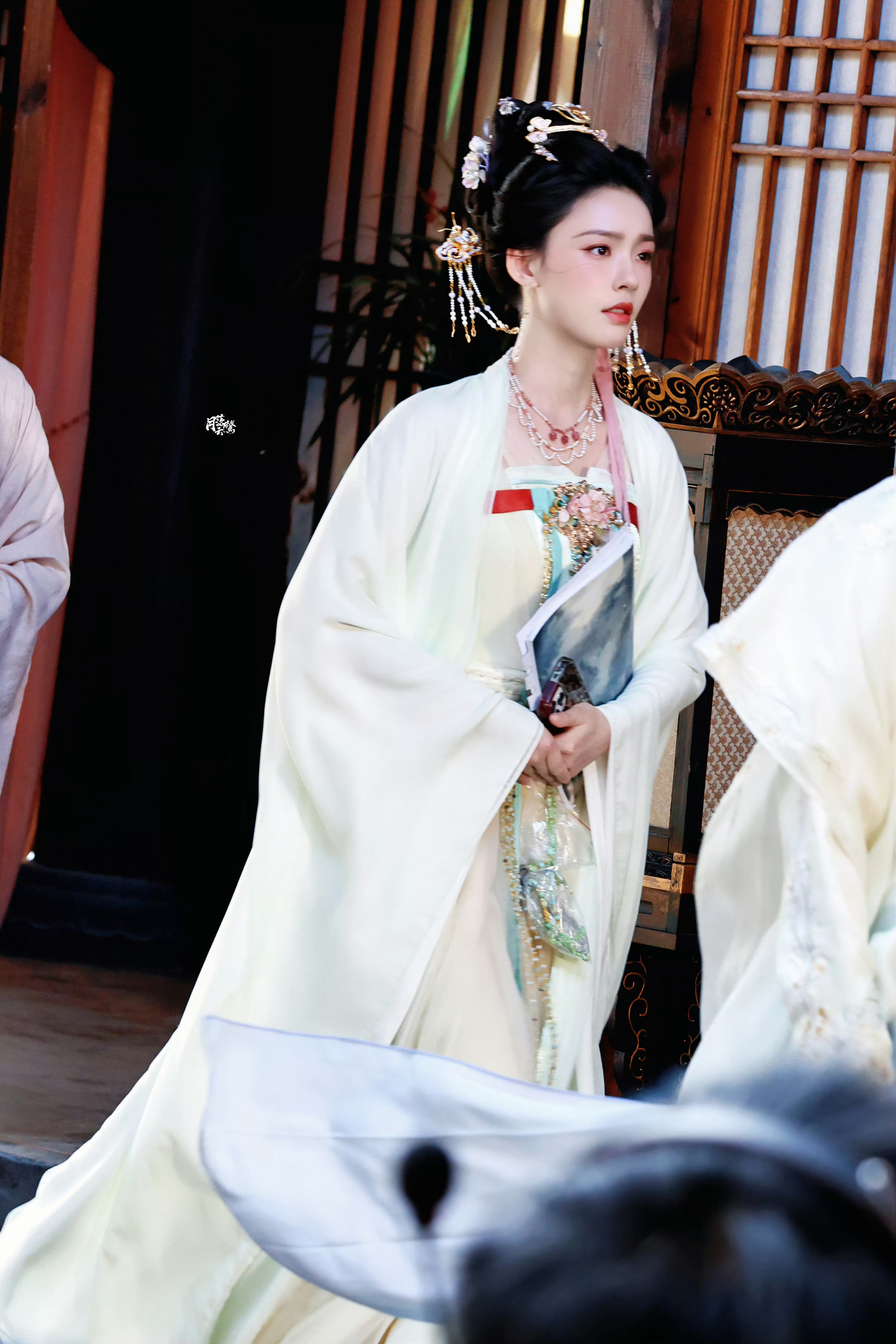 第一眼把剧本看成了蓝色水墨花纹hhh林允 《聊斋》黄衣 ​​​