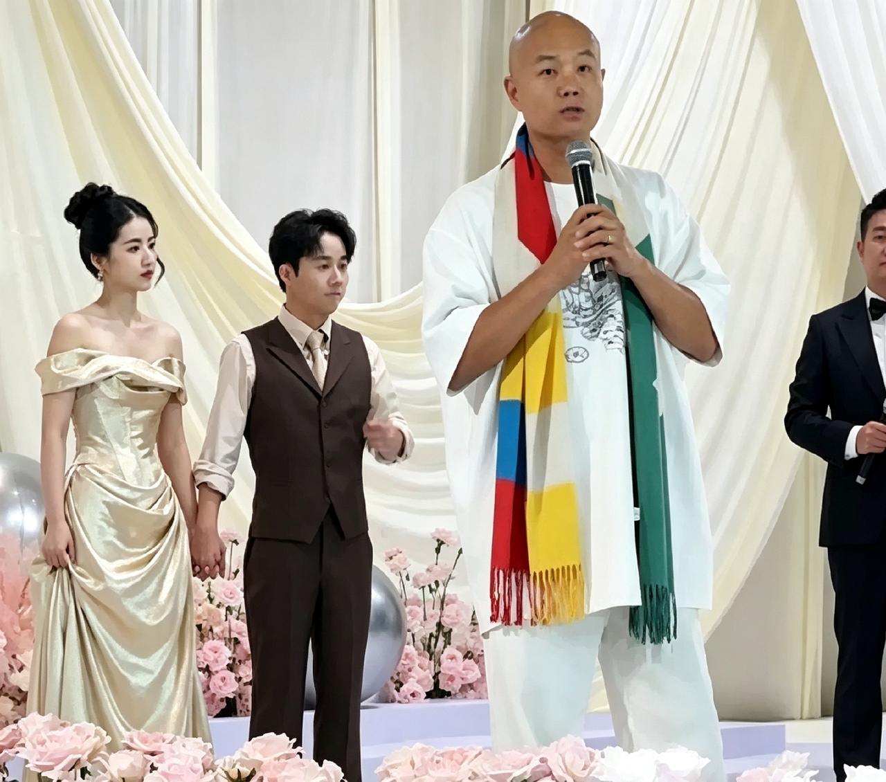 乐嘉跑去做证婚人了！台上穿着白大褂系着彩围巾，还是那副随性样。旁边新郎新娘乖乖站