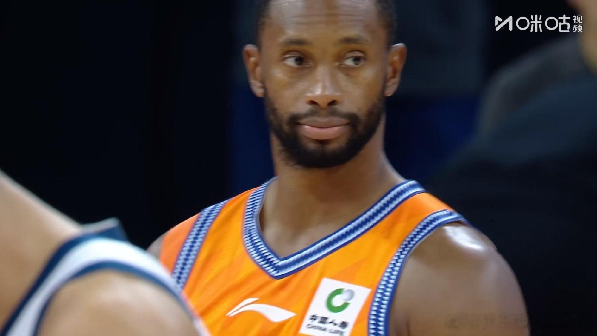 弗格穿着上海的球衣，怎么看怎么别扭CBA