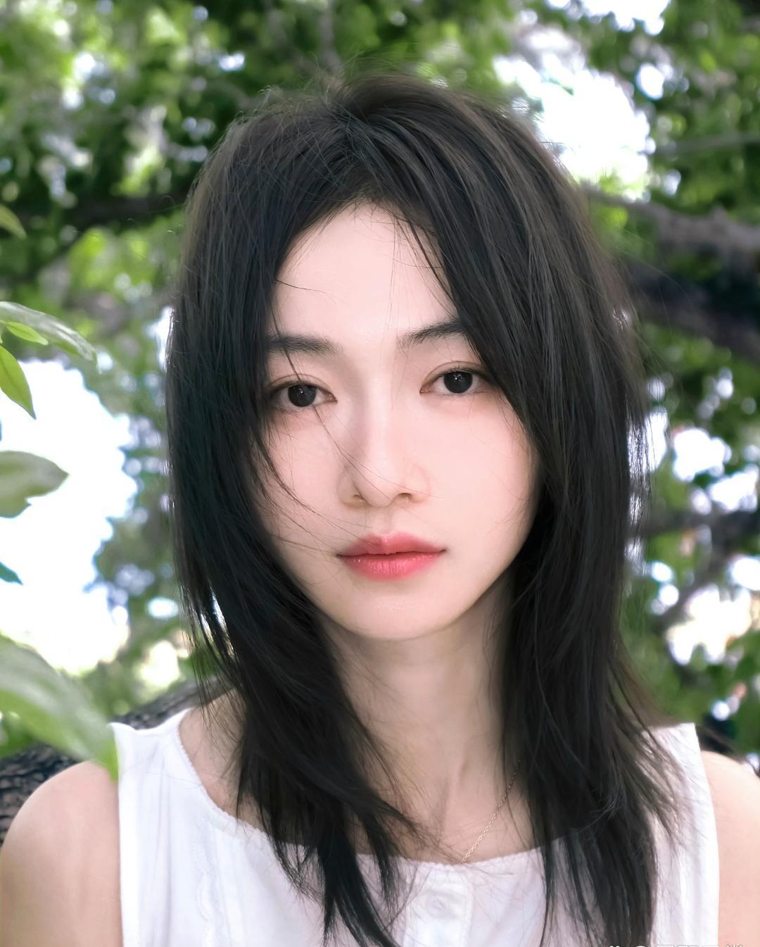 1. 程潇的妹妹签约经纪公司已有数年，目前依旧没有知名度，状态和素人相差无几。2