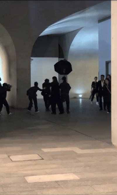 #LV大秀# 刘亦菲这几步走的真是英姿飒爽[笑哭]
原来“钢丝球”裙应该动起来！