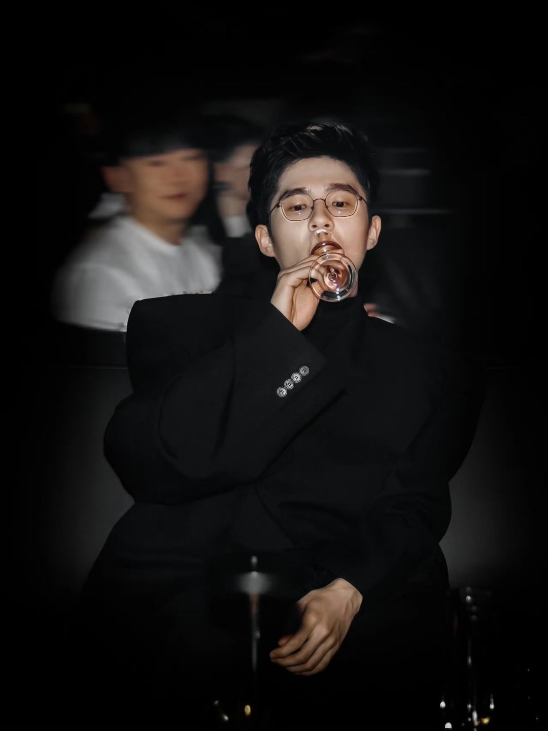 #刘昊然 朕和嬛嬛何曾有过嫌隙# 没有技巧，就是硬帅！刘昊然这个造型真的帅得很轻