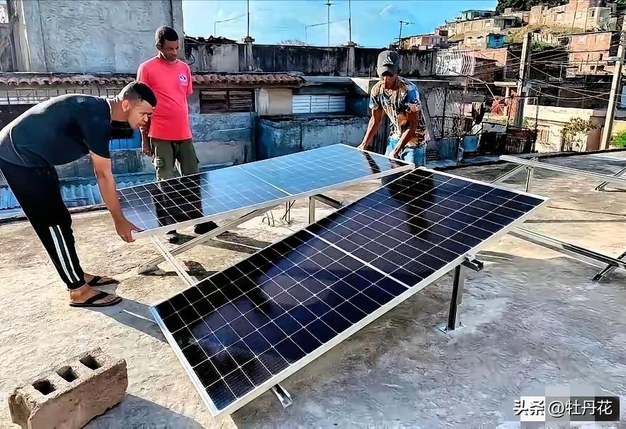 雪中送炭，中国向古巴捐赠的5000套光伏发电系统已经到货，古巴工人正在加紧安装。