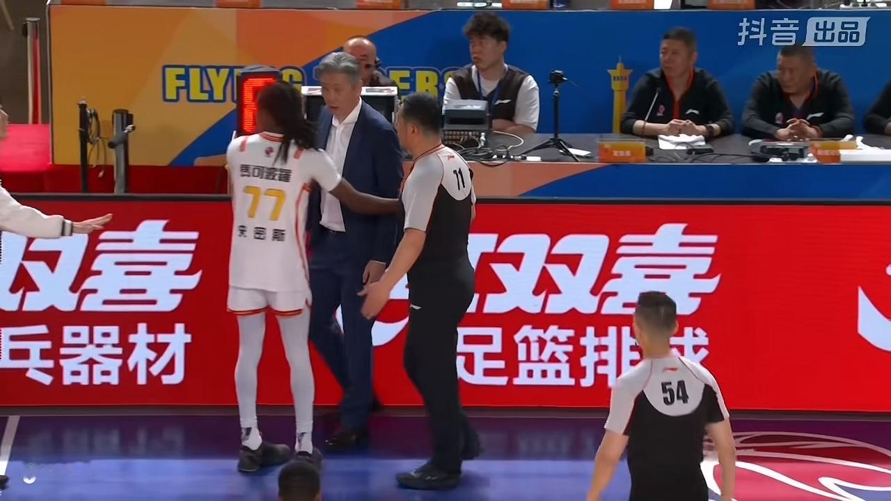这个54号裁判一直对新疆飞虎男篮不好！

       看看今天晚上新疆飞虎男篮