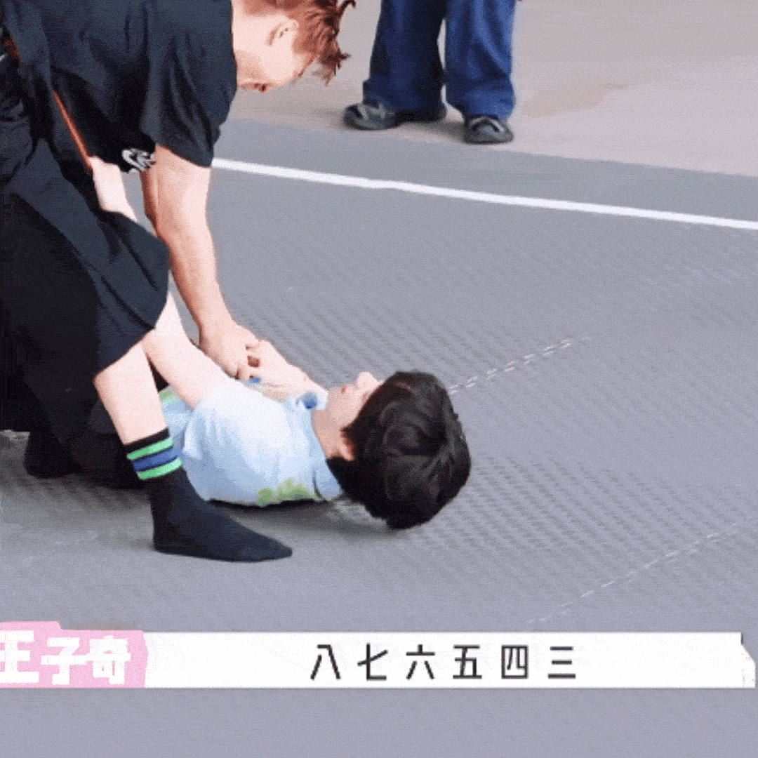 兔每天和能把兔拎起来的人类搏斗，才能得到兔粮😢 