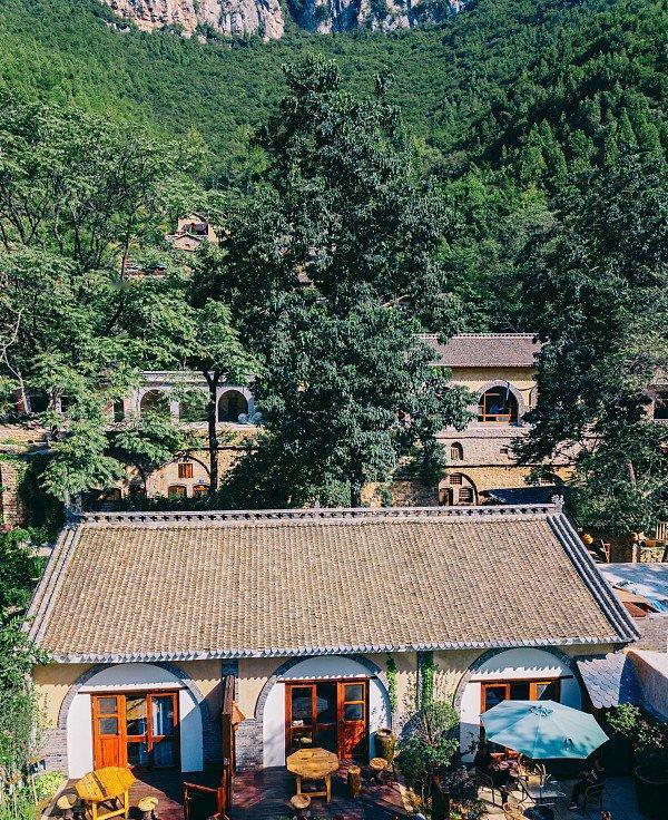 出去旅游你选择住民宿还是住酒店？我选酒店。别急着骂我俗，听我把话说完——你花两千