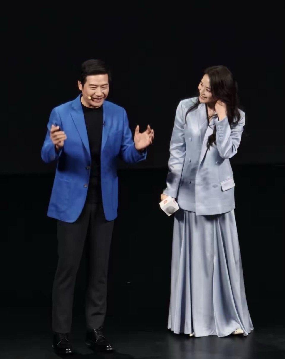 雷军： 恭喜舒小姐，第一次当导演就横扫大奖。
舒淇： 雷总客气了，第一次造车不也