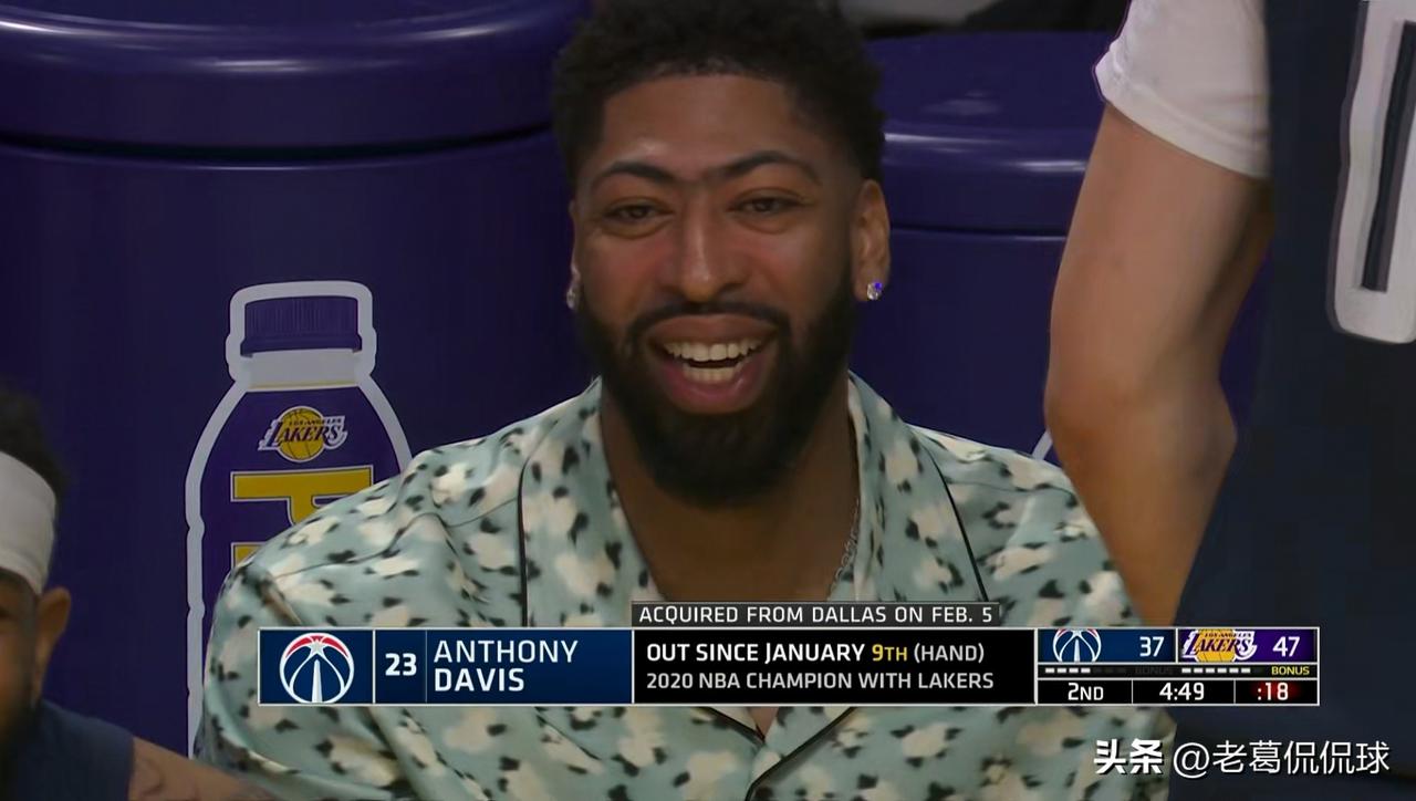 在今天奇才客场挑战湖人的比赛中，发生了特别温馨的一幕。当时比赛进行到了第二节的4