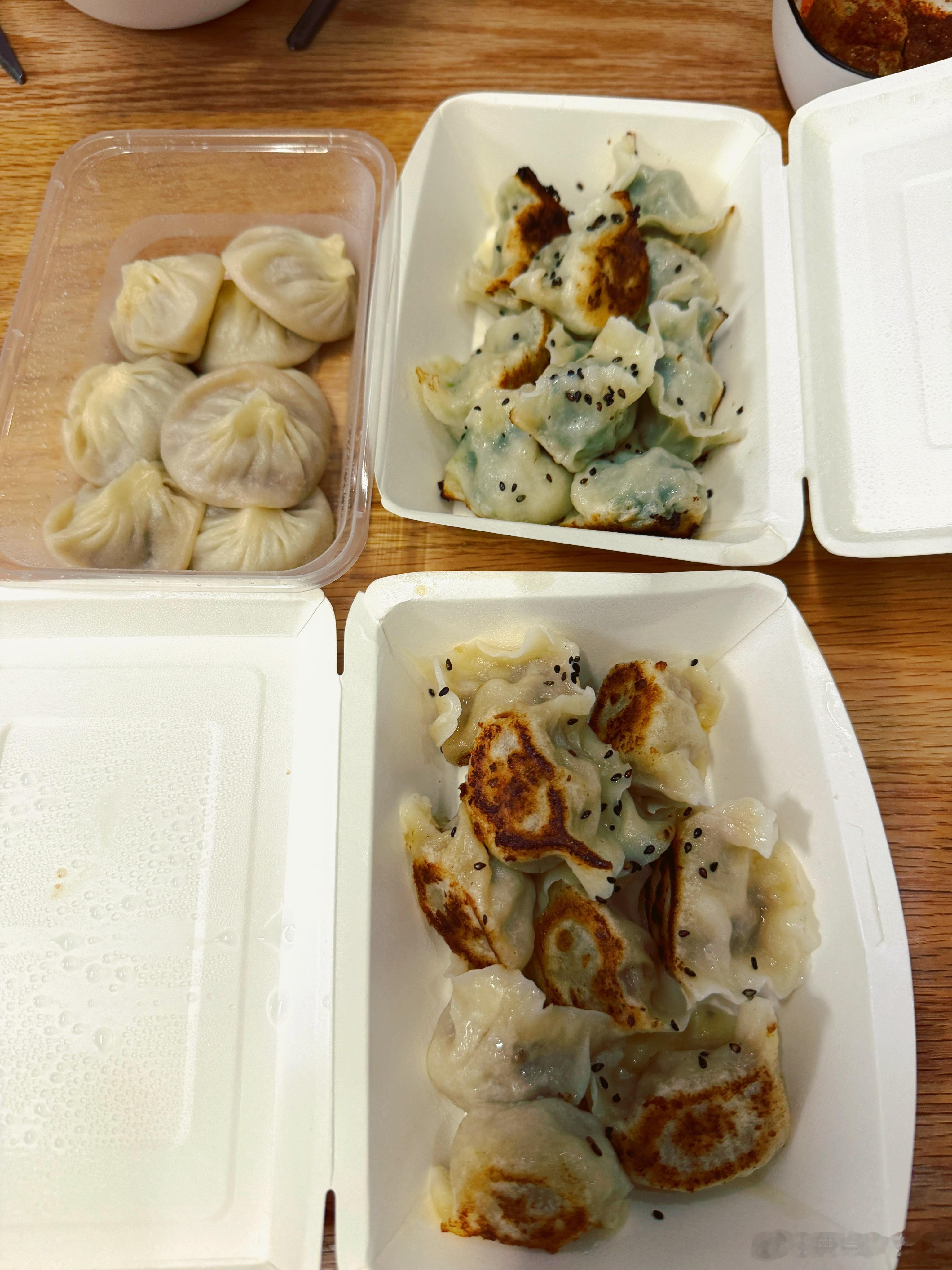 周五的晚上 就该如此 ～ 小笼汤包，荠菜煎饺，肉煎饺   记录生活美食美食生活手