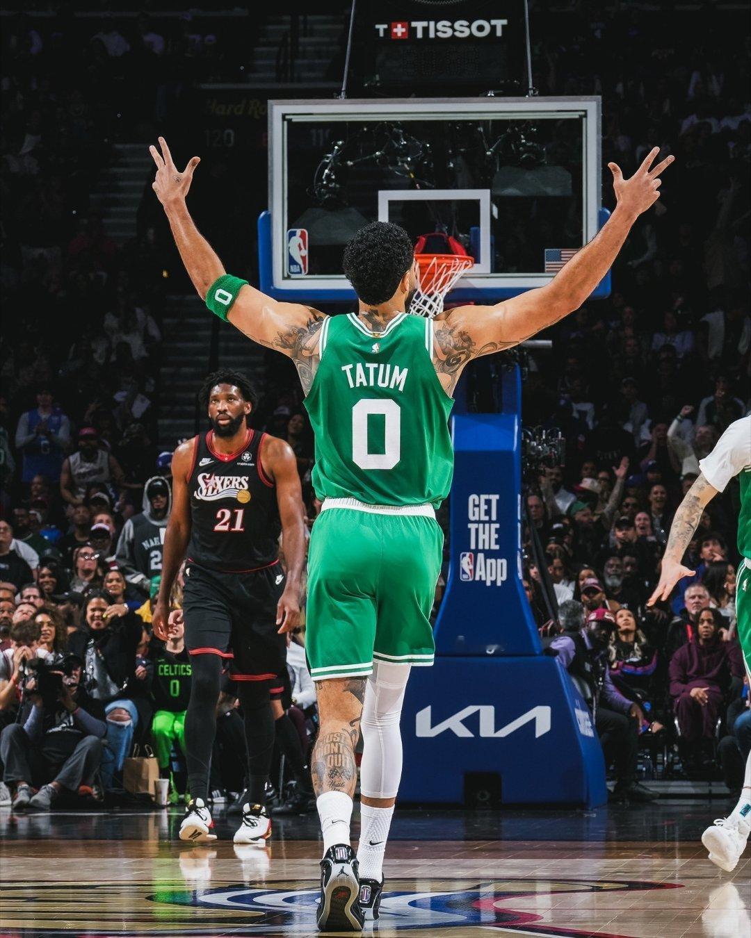 据统计，本赛季季后赛至今仅有两人场均篮板和助攻均位列前五：塔图姆 （10.6篮板