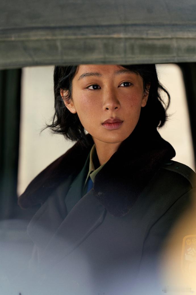 谁给杨紫选的大衣杨紫《生命树》片场找兜名场面！想把手机塞兜里，扒拉半天发现大衣没