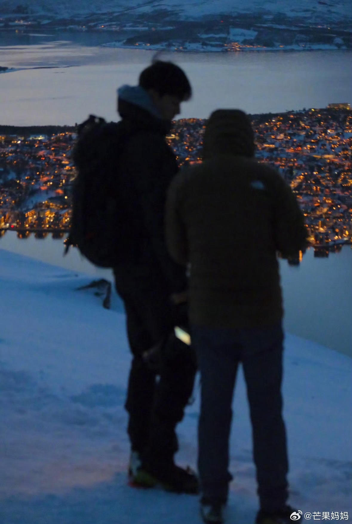 网友在挪威偶遇李现 网友挪威偶遇李现与摄影师Links，梦回韩商言故乡，氛围感拉