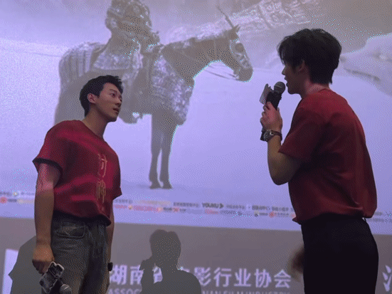 #姬发的胸肌VS彪子的胸肌##于适侯雯元海边花絮照# 姬发彪子海边花絮照释出，真