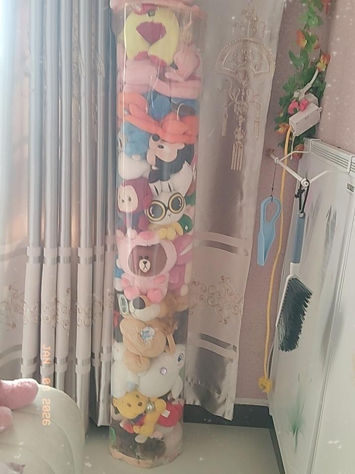 看到这个装满玩偶的透明收纳柱，真的一下子戳中少女心了！能把抓来的娃娃这么整齐收纳