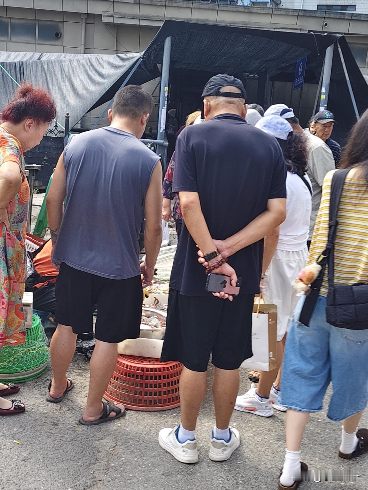 今天大沟的蟹子不少，围观的人也不少，如此看来大连对蟹子的喜爱真的不是假的，不过说