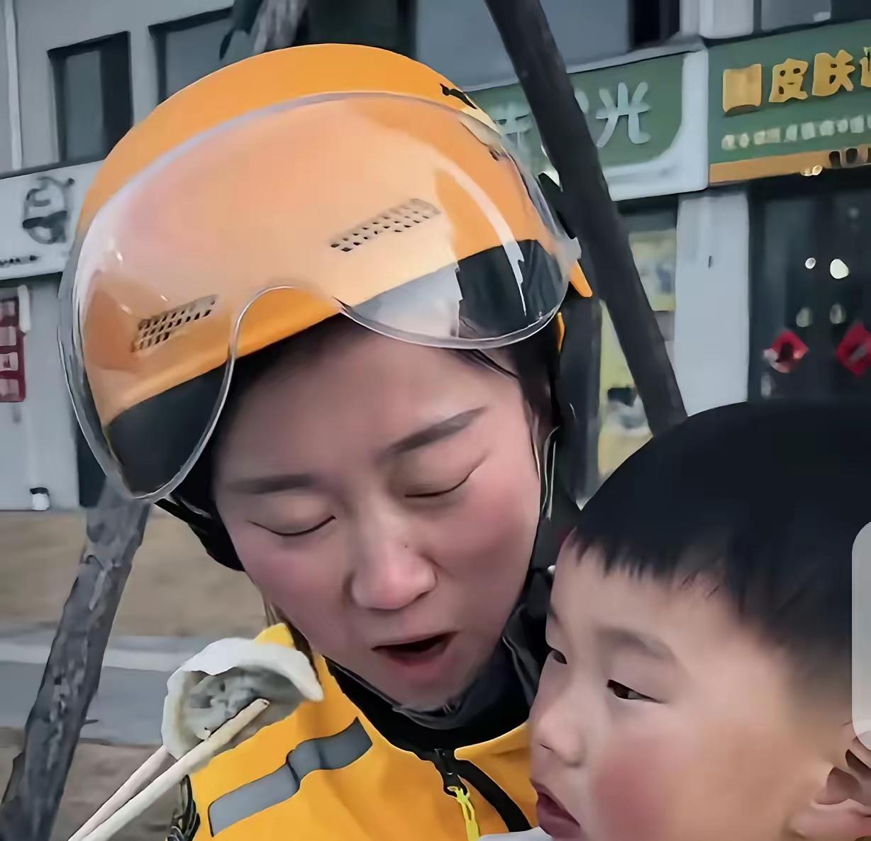 破防了！一女子大年初二，带着年幼的儿子送外卖，竟然捡到一个装着10000多元，还