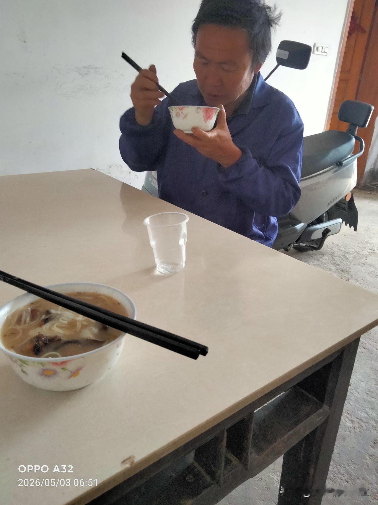 我在拼多多上买的头上戴的雨伞细铁丝断了，今天摘茶叶之前买的花了30多元，一季茶叶