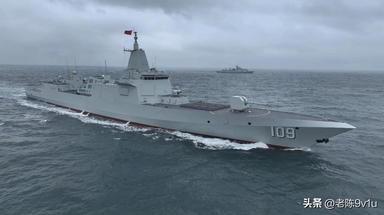 万吨大驱再添新成员!直击海军109舰、110舰首次海上训练
055型驱逐舰新成员