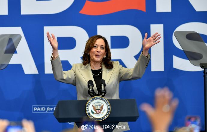 #哈里斯支持率领先特朗普2%# 以前俺是支持特朗普的，原因是拜登那个老痴看着堵心