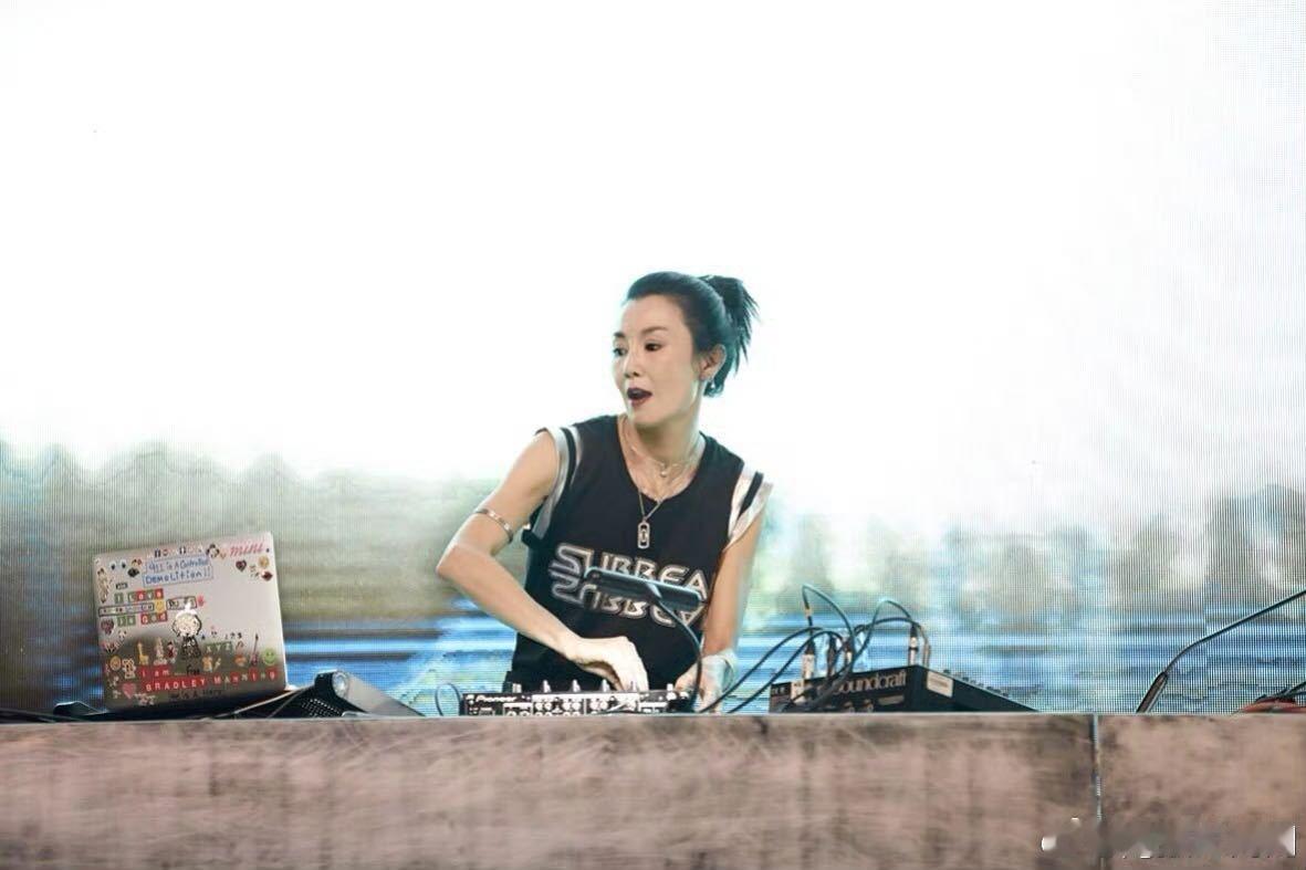 11年前的张曼玉打碟名场面 学不来的松弛感让本来就有魅力的张曼玉更有魅力了 