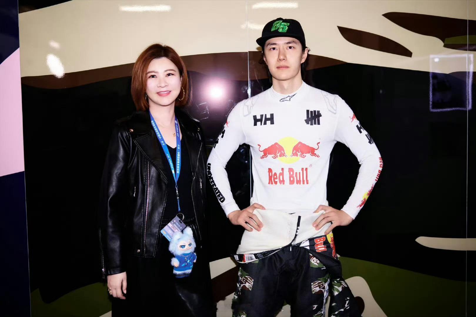 杜华王一博赛后合照杜华与王一博在上海国际赛车场的赛后合照发生于2026年4月19