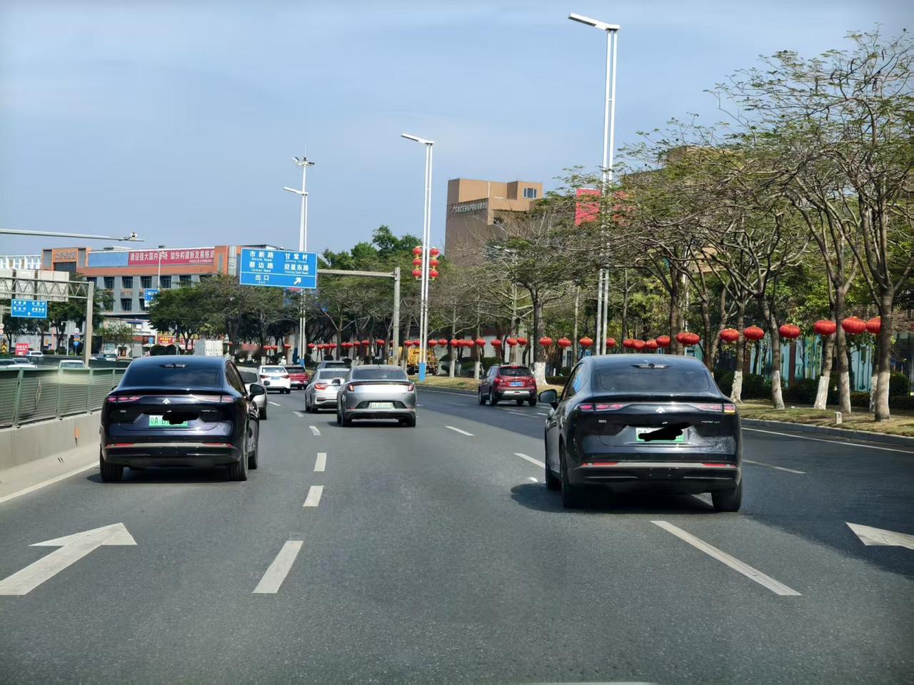 在一条路上
同时遇到两辆昊铂HT
确实很不容易
当初昊铂HT刚推出
其实素质是很