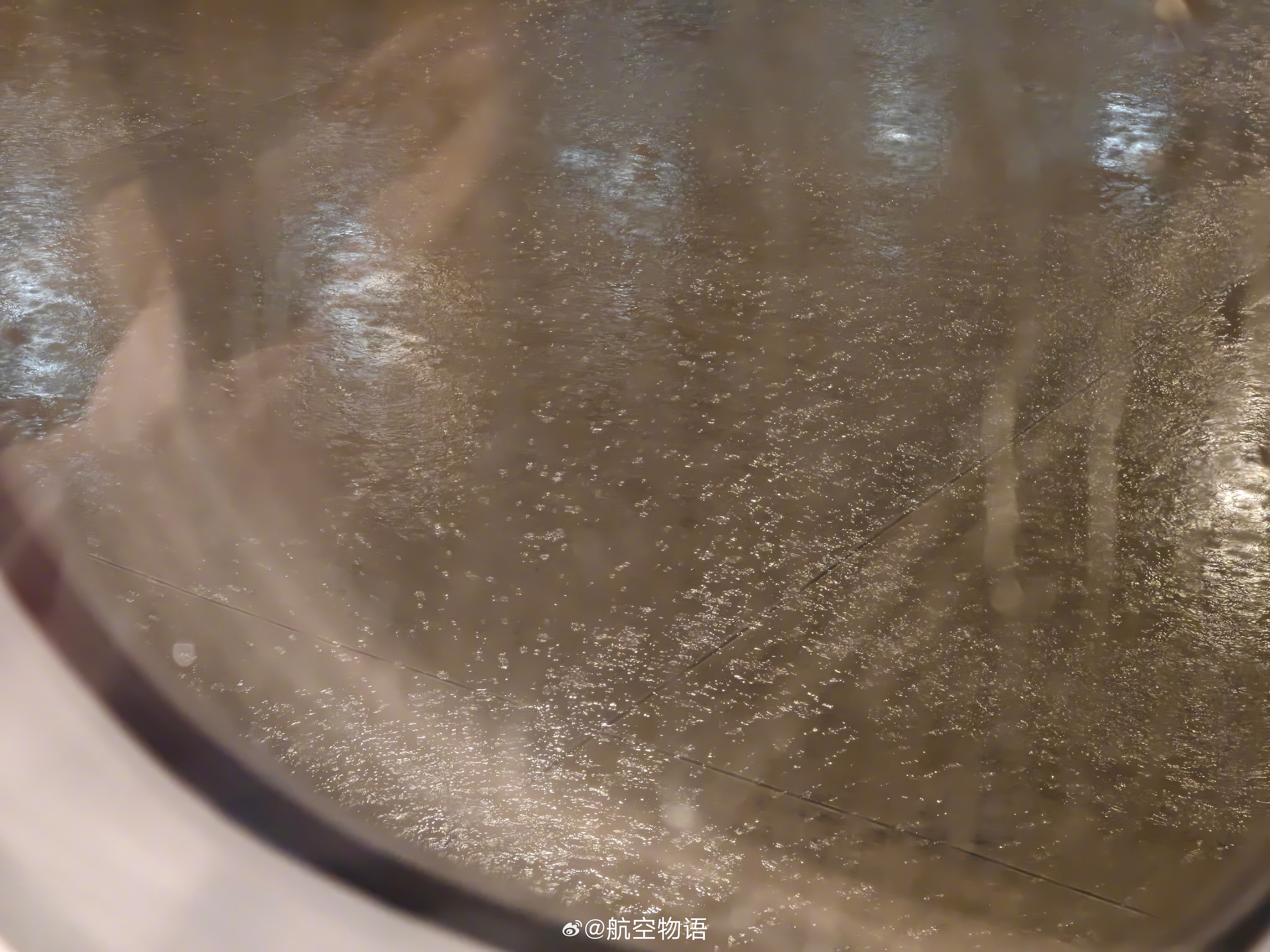 话说早了点刚登机落座瓢泼大雨就来了，此时就想起一句歌词：一场雨把我_______