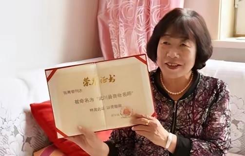 1981年，内蒙古一男生考上大学，女老师掏出20元钱，给他买双棉鞋，谁料，26年