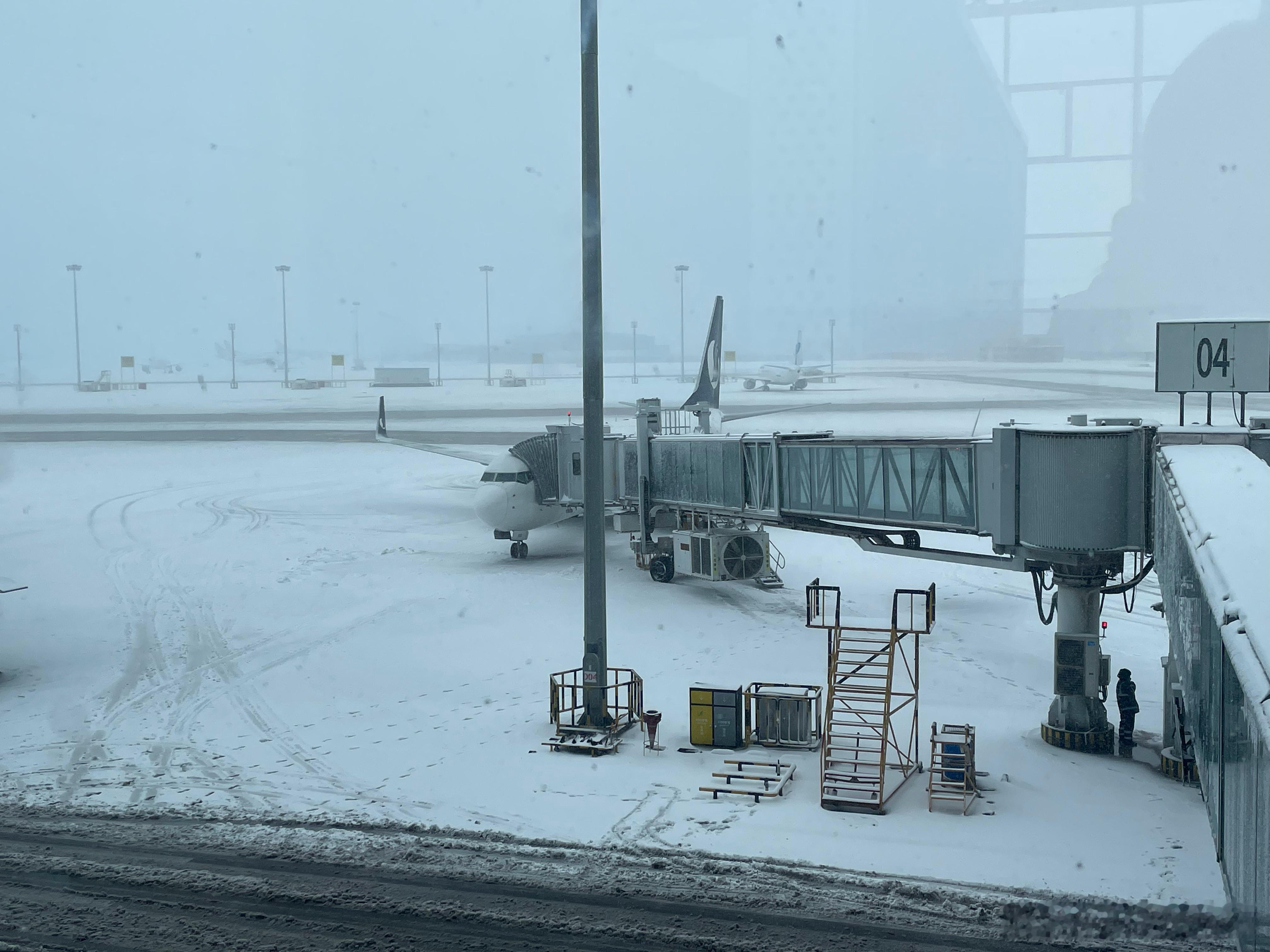 南方30度，济南下暴雪，冰火两重天的季节。被困机场[委屈][委屈][委屈]  