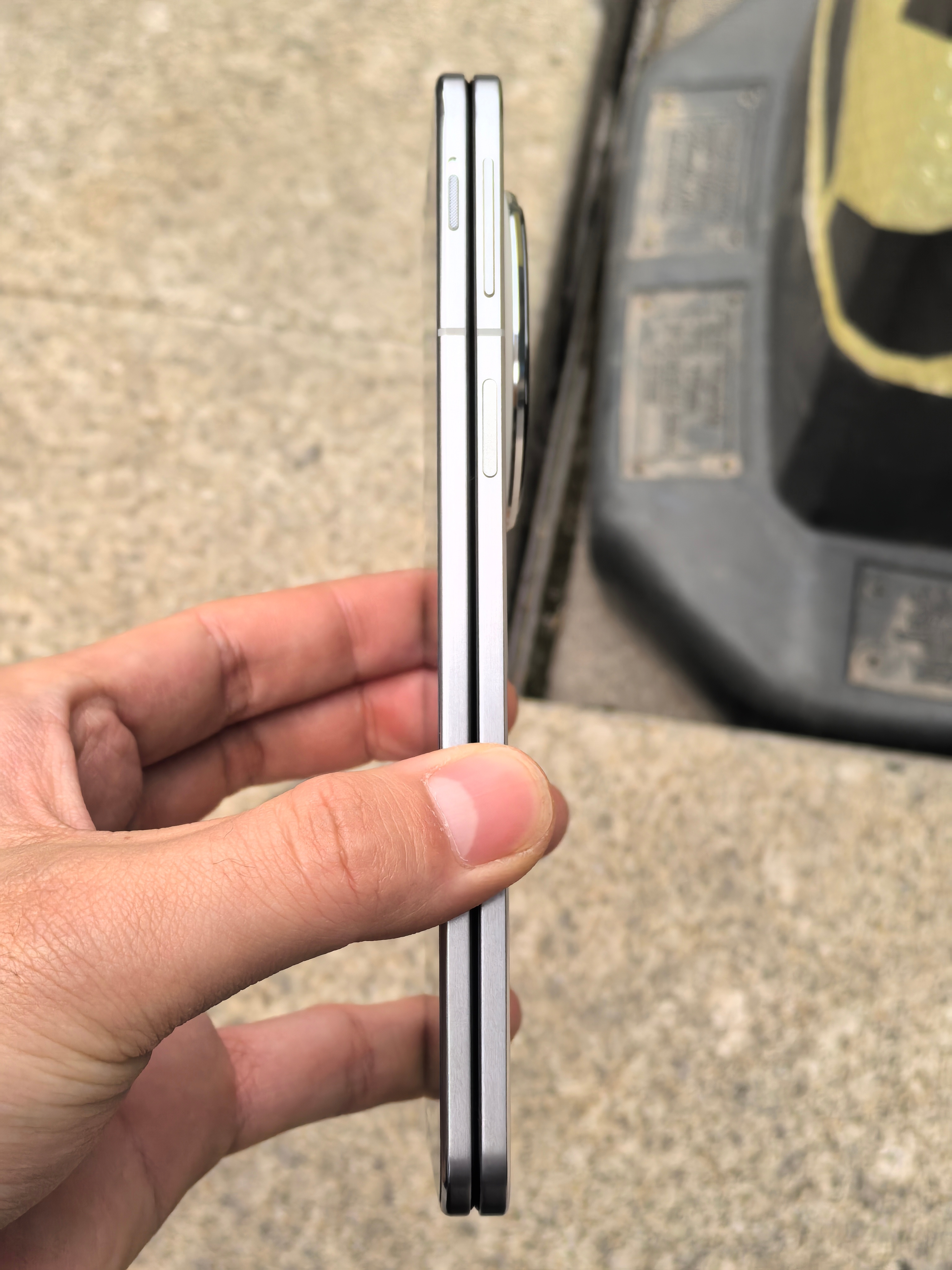 OPPO Find N5用了快一个月了📱手感是真的绝，折叠后跟普通手机一样轻薄