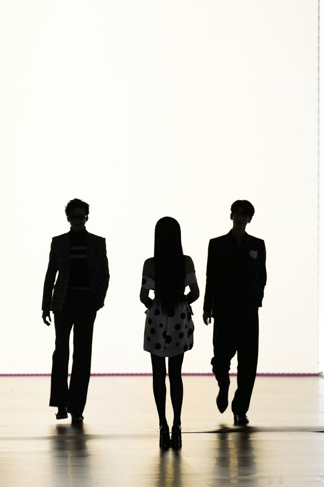 金靖晒与张凌赫刘宇宁剪影金靖晒与张凌赫刘宇宁剪影，好酷的氛围感！金靖晒了与张凌赫