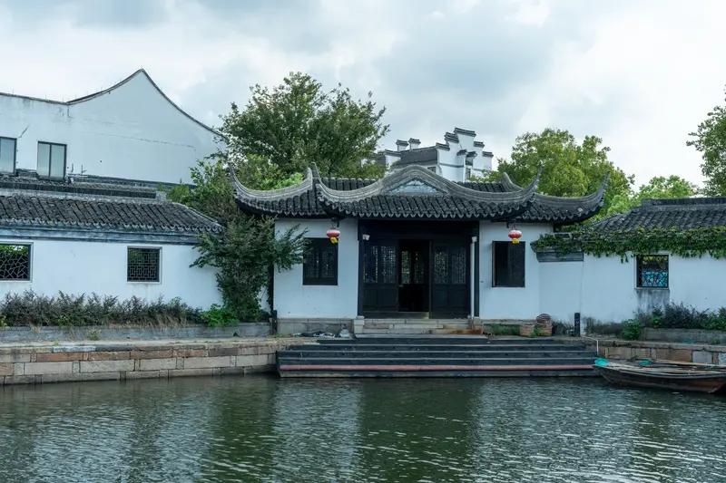 天堂苏州的全新地标，创意感满溢！“水乡”元素直插云霄，画面感堪称一流。三掰搂体分