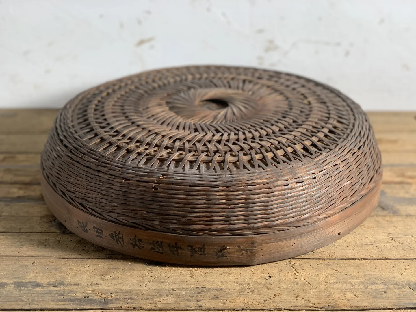 民国竹篾簸箩，包浆厚重；民宿茶室侘寂壁挂。